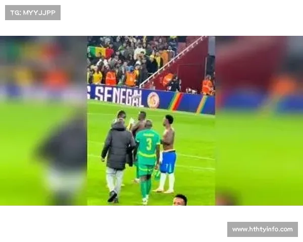 球员赛后交换球衣致敬对手,国际友谊成赛场亮点 球员赛后交换球衣致敬对手,国际友谊成赛场亮点